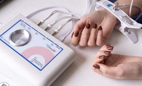 Life Expert Profi bioresonance electrode placement on wrist during a scan session